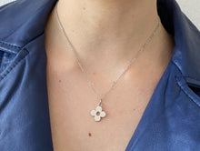 Charger l'image dans la galerie, Collier upcyclé fleur argenté Louis Vuitton