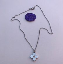 Charger l'image dans la galerie, Collier upcyclé fleur argenté Louis Vuitton