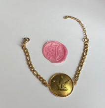 Charger l'image dans la galerie, Bracelet upcyclé couronne Chanel