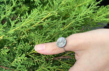 Charger l'image dans la galerie, Bague upcyclé nacre YSL