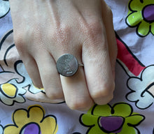 Charger l'image dans la galerie, Bague upcyclé nacre YSL