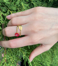 Charger l'image dans la galerie, Bague upcyclée feuille rouge Fendi