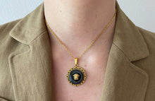 Charger l'image dans la galerie, Choker upcyclé simple medusa baroque doré Versace