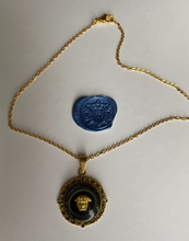 Charger l'image dans la galerie, Choker upcyclé simple medusa baroque doré Versace