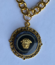 Charger l'image dans la galerie, Choker upcyclé medusa baroque doré Versace