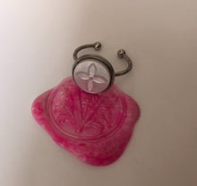 Charger l'image dans la galerie, Bague upcyclée nacre Louis Vuitton