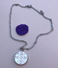 Charger l'image dans la galerie, Collier upcyclé nacre Louis Vuitton