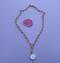 Charger l'image dans la galerie, Collier upcyclé en nacre Louis Vuitton