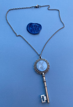 Charger l'image dans la galerie, Collier upcyclé clé nacre YSL