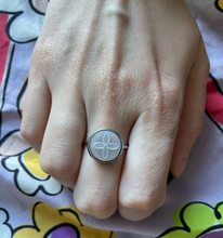 Charger l'image dans la galerie, Bague upcyclée nacre Louis Vuitton