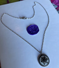 Load image into Gallery viewer, Collier upcyclé flocon de neige Chanel