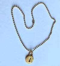 Carica l'immagine nel visualizzatore di Gallery, Collier upcyclé cadenas et petites perles dorées Fendi