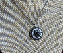 Load image into Gallery viewer, Collier upcyclé flocon de neige Chanel