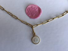 Charger l'image dans la galerie, Collier upcyclé en nacre Louis Vuitton