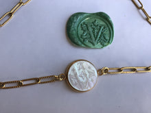 Charger l'image dans la galerie, Choker upcyclé nacre doré Louis Vuitton