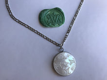 Charger l'image dans la galerie, Collier upcyclé nacre Louis Vuitton