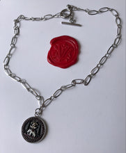 Carica l'immagine nel visualizzatore di Gallery, Choker upcyclé grand éléphant Chanel