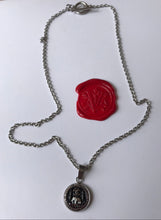 Carica l'immagine nel visualizzatore di Gallery, Collier upcyclé petit éléphant Chanel