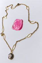 Charger l'image dans la galerie, Collier upcyclé fleur nacre Louis Vuitton