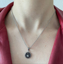 Carica l'immagine nel visualizzatore di Gallery, Collier upcyclé petit éléphant Chanel