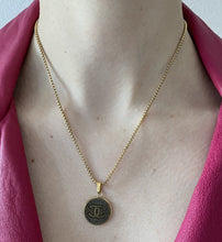 Charger l'image dans la galerie, Collier upcyclé Coco Chanel
