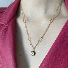 Charger l'image dans la galerie, Collier upcyclé fleur nacre Louis Vuitton