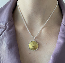 Charger l'image dans la galerie, Collier upcyclé couronne Chanel