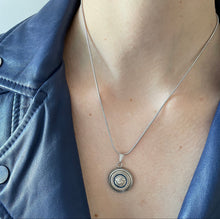 Carica l'immagine nel visualizzatore di Gallery, Collier upcyclé medusa bleu Versace