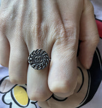 Charger l'image dans la galerie, Bague upcyclée Chanel