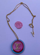 Carica l'immagine nel visualizzatore di Gallery, Collier upcyclé summertime Louis Vuitton