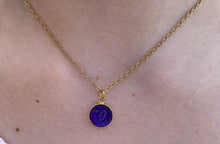 Carica l'immagine nel visualizzatore di Gallery, Choker upcyclé violet nacre logo Louis Vuitton