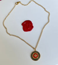 Carica l'immagine nel visualizzatore di Gallery, Collier upcyclé red medusa Versace