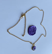 Carica l'immagine nel visualizzatore di Gallery, Choker upcyclé violet nacre logo Louis Vuitton