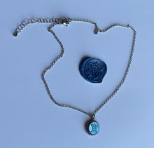 Charger l'image dans la galerie, Choker upcyclé blue rainbow nacre Louis Vuitton