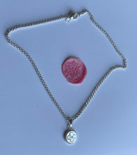 Carica l'immagine nel visualizzatore di Gallery, Choker upcyclé silver nacre flower Louis Vuitton