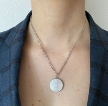 Charger l'image dans la galerie, Collier upcyclé nacre Louis Vuitton