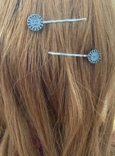 Charger l'image dans la galerie, Barrette upcyclée Chanel