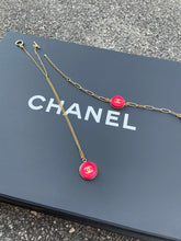 Carica l'immagine nel visualizzatore di Gallery, Collier upcyclé framboise Chanel