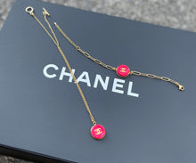 Load image into Gallery viewer, Bracelet upcyclé framboise Chanel
