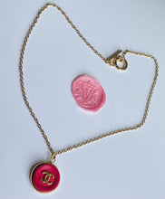 Carica l'immagine nel visualizzatore di Gallery, Collier upcyclé framboise Chanel