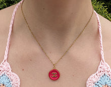 Carica l'immagine nel visualizzatore di Gallery, Collier upcyclé framboise Chanel