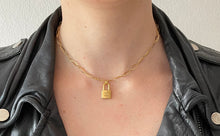 Charger l'image dans la galerie, Choker upcyclé cadenas Louis Vuitton