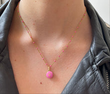 Carica l'immagine nel visualizzatore di Gallery, Collier upcyclé logo rose Louis Vuitton