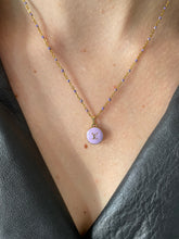 Carica l'immagine nel visualizzatore di Gallery, Collier upcyclé logo lilas Louis Vuitton