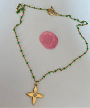 Carica l'immagine nel visualizzatore di Gallery, Collier upcyclé green flower Louis Vuitton