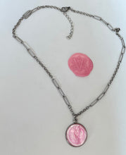 Carica l'immagine nel visualizzatore di Gallery, Collier upcyclé pink panther nacre YSL