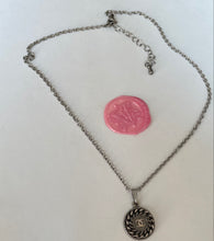 Carica l'immagine nel visualizzatore di Gallery, Choker upcyclé Chanel