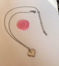 Charger l'image dans la galerie, Choker upcyclé petit coeur argenté Louis Vuitton