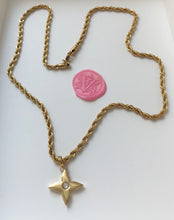 Charger l'image dans la galerie, Collier upcyclé fleur torsadé Louis Vuitton
