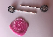 Charger l'image dans la galerie, Barrette upcyclée Chanel